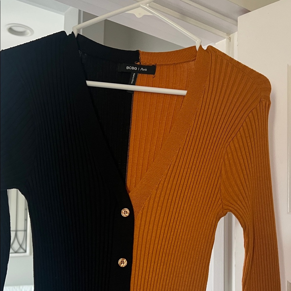 BCBG Two-Tone Ribbed V-Neck Cardigan - Black & Rust Orange